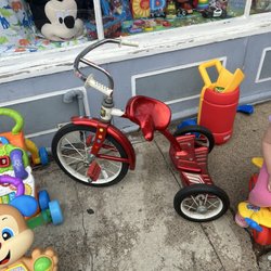 Little People's Consignment Boutique - Looking left and needs to go straight