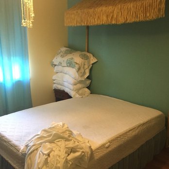 Rex Motel - 2nd bedroom with queen.  Family room #14 - Hotels Near Me - Niagara Falls, Ontario