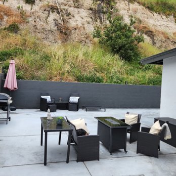 San Diego Hardscape - a patio with a table and chairs - Landscaping Near Me San Diego Hardscape - a patio with a table and chairs - Landscaping Near Me