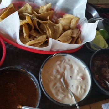 Charlys Place - Chips, chiles, crema, salsas son gratis y muy bueno! - Tacos Near Me - Rosarito, BCN