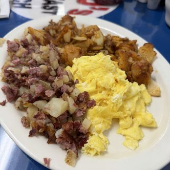 Mr D's Breakfast & Lunch - Corned beef hash, eggs, home fries.  DELISH! - Breakfast & Brunch Near Me - Largo, Florida