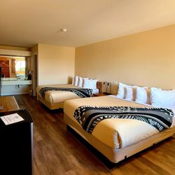 Cliff Dwellers Lodge - Inside the renovated double queen room