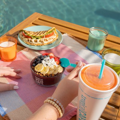 Tropical Smoothie Cafe by null