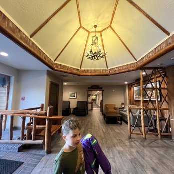 Holiday Inn The Lodge at Big Bear Lake - Entrance/Seating area - Big Bear, CA