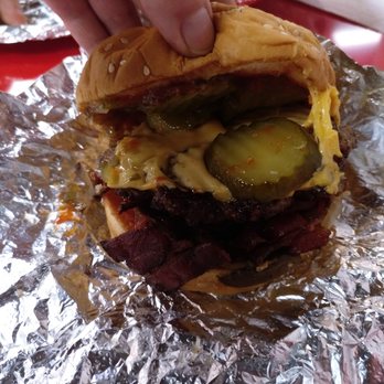 Five Guys - Interior hamburguesa con extras - Burgers Near Me - Madrid, M