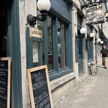L'Usine de Spaghetti - Entrance - Italian Near Me - Montreal, Quebec