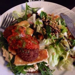 Theodora - Halloumiburgare med falafel, surdegsbröd, hummus och bulgur