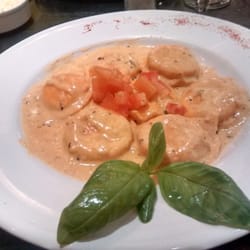 Justo Brandzen - Sorrentinos de jamón crudo, parmesano y verdeo con crema brava