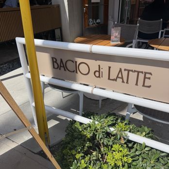 Bacio di Latte - Patio - Ice Cream & Frozen Yogurt Near Me - Los Angeles, California