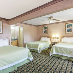 Days Inn by Wyndham Holladay - Guest room