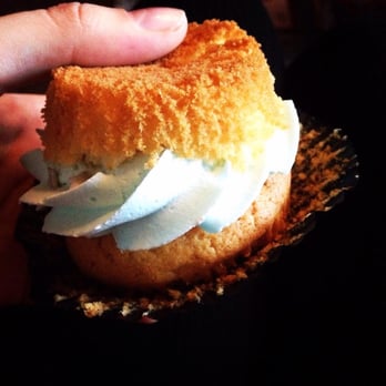 Patty Cake - Zo eet je een cupcake op de makkelijkste manier!
Geen glazuur meer in je neus! (Bodem voorzichtig losmaken en op de glazuur) - Tea Rooms Near Me - Antwerp, VAN Patty Cake - Zo eet je een cupcake op de makkelijkste manier!
Geen glazuur meer in je neus! (Bodem voorzichtig losmaken en op de glazuur) - Tea Rooms Near Me - Antwerp, VAN