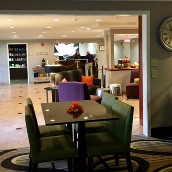 La Quinta by Wyndham Milwaukee Delafield - Entryway viewed from dining area - Hotels Near Me - Delafield, Wisconsin La Quinta by Wyndham Milwaukee Delafield - Entryway viewed from dining area - Hotels Near Me - Delafield, Wisconsin