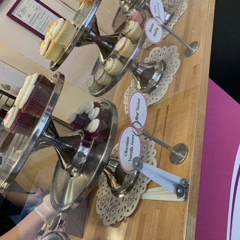 Mo's Sweet Minis - Cupcake display - Bakeries Near Me - Richmond, Virginia