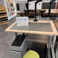 UPLIFT Desk & Human Solution - Floor sample set