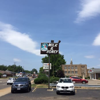 Milk & Honey - This sign directs you to all of the yumminess! - Ice Cream & Frozen Yogurt Near Me - Canton, Ohio