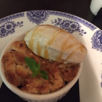 O Curro da Parra - Apple Crumble with Vanilla Icecream and Maple syrup. - Spanish Near Me - Santiago de Compostela, C O Curro da Parra - Apple Crumble with Vanilla Icecream and Maple syrup. - Spanish Near Me - Santiago de Compostela, C