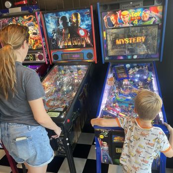 Pinball Pizza - Five fun pinball machines - Pizza Near Me - Burbank, California