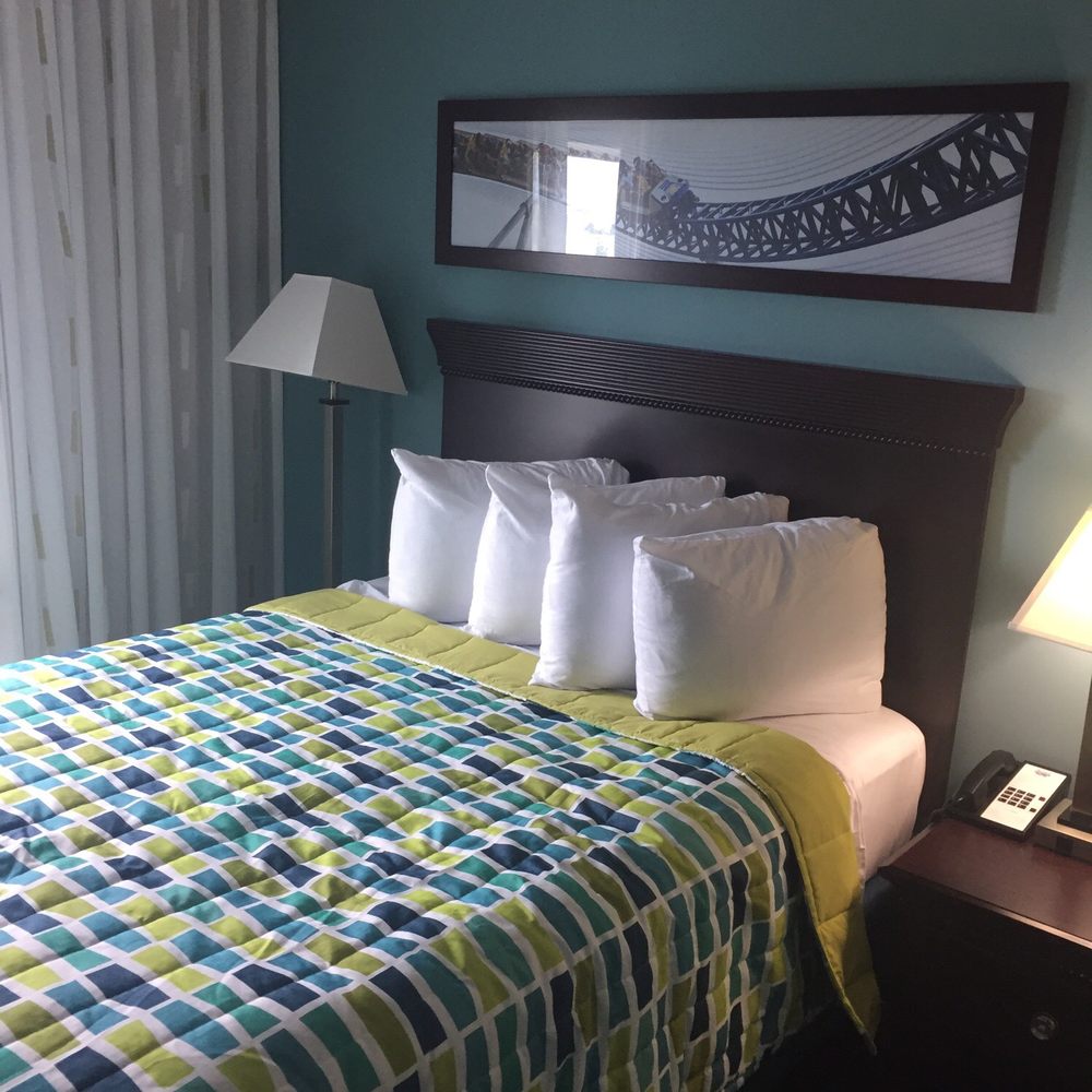 Cedar Point's Express Hotel - Cedar Point Express Hotel has such a cute bed layout and design and not to mention, it's extraordinarily comfortable and sleek. - Hotels Near Me - Sandusky, Ohio