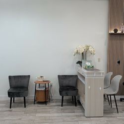 Windermere Nails - Modern, relaxing waiting area at Windermere Nails & Spa with comfortable seating and a convenient phone charging station for guests.