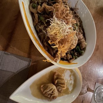 Dragons Oriental Dining - Chicken chow mein and dumplings - Asian Fusion Near Me - Cancún, ROO