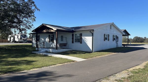 VRBO Rental - Close to Lake G’VILLE 3-BR house with AC, BOAT BARN-24’x48’, WiFi in Albertville
Welcome to Fisherman's Rest BnB! This 3-bedroom, 1 bathroom, house contains a combination of contemporary decor with modern amenities. If you're looking for a charming and relaxing home away from home, come visit our wonderful location. It's located 5-15 minutes away from: Guntersville State Park, Sand Mountain Park & Amphitheater, Guntersville City Harbor, Burns Bluff at High Falls wedding & Event venue, Polecat Branch Boat Ramp, Town Creek Fishing Center & Boat Ramp, and Short Creek Boat Ramp.
The space
24’ x 48’ Boat Barn. Big enough for 2 boat/truck combos or 4 boats. Furnished with lighting and electrical outlets for charging boat batteries.
Our prices include all fees. No hidden fees. VRBO Rental - Close to Lake G’VILLE 3-BR house with AC, BOAT BARN-24’x48’, WiFi in Albertville
Welcome to Fisherman's Rest BnB! This 3-bedroom, 1 bathroom, house contains a combination of contemporary decor with modern amenities. If you're looking for a charming and relaxing home away from home, come visit our wonderful location. It's located 5-15 minutes away from: Guntersville State Park, Sand Mountain Park & Amphitheater, Guntersville City Harbor, Burns Bluff at High Falls wedding & Event venue, Polecat Branch Boat Ramp, Town Creek Fishing Center & Boat Ramp, and Short Creek Boat Ramp.
The space
24’ x 48’ Boat Barn. Big enough for 2 boat/truck combos or 4 boats. Furnished with lighting and electrical outlets for charging boat batteries.
Our prices include all fees. No hidden fees.