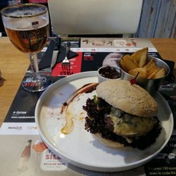 Comptoir n°17 - Le Blue Cheese accompagné de frites maison, d'une sauce brune au Porto et d'une Maredsous 33cl.