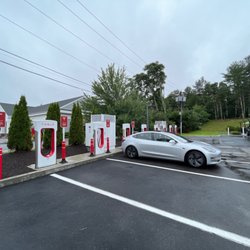 Richmond, RI, Tesla supercharging station