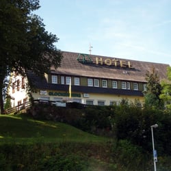 Berghotel Glockenberg - Ansicht vom Busplatz: Vor dem Hotel ist eine Terrasse zum Verweilen