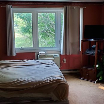 Village by the Sea - Master bedroom with king - Hotels Near Me - Wells, Maine Village by the Sea - Master bedroom with king - Hotels Near Me - Wells, Maine