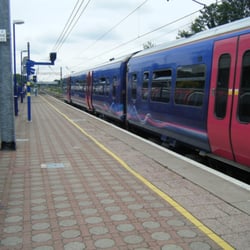 Ealing Broadway Station - Great Western train
