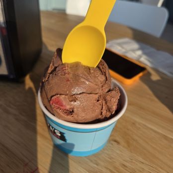Big Papa's Creamery - Chocolate covered strawberries - Food Trucks Near Me