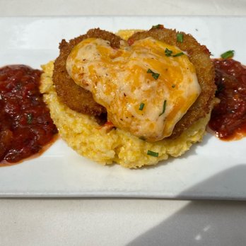 82 Queen - Fried Green Tomatoes with pimento cheese, stone ground grits, and tomato-bacon jam - Southern Near Me - Charleston, South Carolina 82 Queen - Fried Green Tomatoes with pimento cheese, stone ground grits, and tomato-bacon jam - Southern Near Me - Charleston, South Carolina