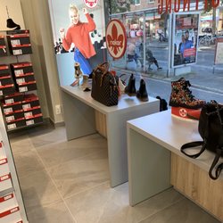 Rieker Store - Es werden auch Taschen angeboten. Bags are also offered.