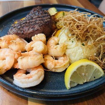 Earls Kitchen + Bar - Canadian (New) Near Me - Toronto, Ontario Earls Kitchen + Bar - Canadian (New) Near Me - Toronto, Ontario