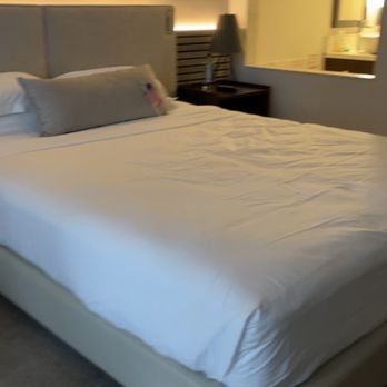 Kimpton EPIC Hotel - Queen Bed with epic water view 27th floor - Hotels Near Me - Miami, Florida Kimpton EPIC Hotel - Queen Bed with epic water view 27th floor - Hotels Near Me - Miami, Florida