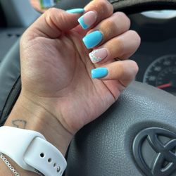 Gel Nails - The color and shape are not the same