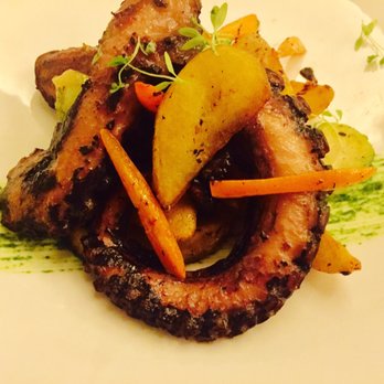 Sommelier - Yes! yes! yes!  Tender tentacles of octopus - Wine Bars Near Me - Lisbon, 11