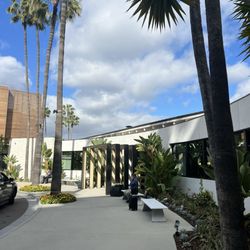 Avis - Front hotel view