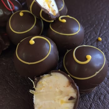 Venus Chocolates - Trufa de piña con coco - Chocolatiers & Shops Near Me - Tijuana, BCN