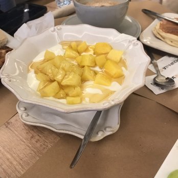 Choupana Caffe - Yogurt with honey, pineapples, and mango! You get to make your own yogurt bowl - Bakeries Near Me - Lisbon, 11