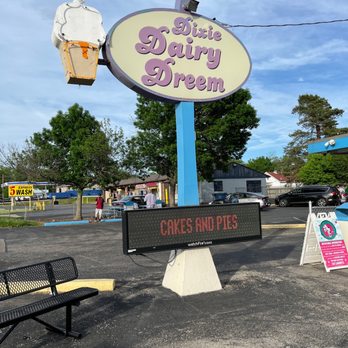 Dixie Dairy Dreem - The sign - Ice Cream & Frozen Yogurt Near Me - Moraine, Ohio