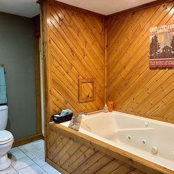 Kishauwau Cabins - Chippewa cabin bathroom, HUGE whirlpool tub with separate shower