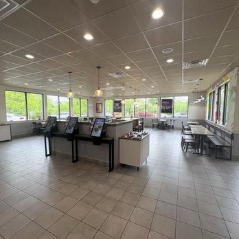 Taco Bell - Sterile uninviting corporate freezing cold space - Tacos Near Me - Watchung, New Jersey