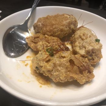 Yi Xin Cafe - Crispy and juicy fried chicken wings with salted egg sauce - Hong Kong Style Cafe Near Me - Honolulu, Hawaii Yi Xin Cafe - Crispy and juicy fried chicken wings with salted egg sauce - Hong Kong Style Cafe Near Me - Honolulu, Hawaii