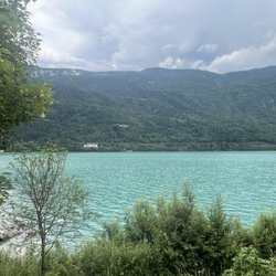 Lago di Molveno - See vom Spaziergang aus gesehen.