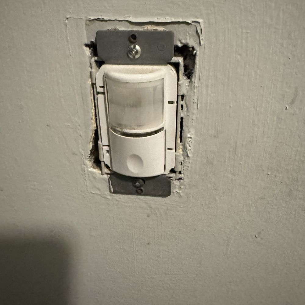 Charlie's Diner - Missing light cover, possible shock hazard. - Diners Near Me - Jacksonville, Florida