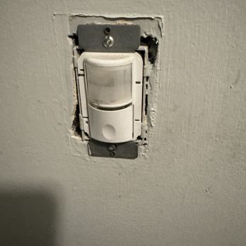 Charlie's Diner - Missing light cover, possible shock hazard. - Diners Near Me - Jacksonville, Florida Charlie's Diner - Missing light cover, possible shock hazard. - Diners Near Me - Jacksonville, Florida