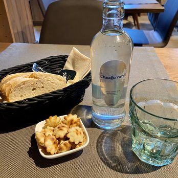 Poules Moules - Complimentary bread, butter, and cheese crackers; but extra for still water. - Belgian Near Me - Bruges, VWV Poules Moules - Complimentary bread, butter, and cheese crackers; but extra for still water. - Belgian Near Me - Bruges, VWV