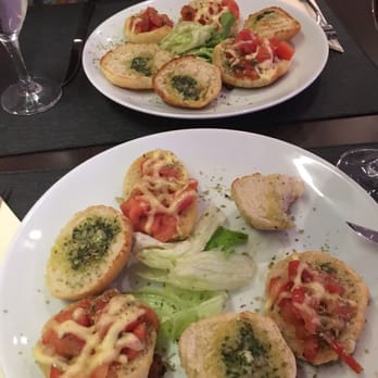 IL Piccolo Mondo - Als Vorspeise lecker Bruschetta Variationen, auf selbst gemachtem Brot. - Italian Near Me - Heppenheim, HE IL Piccolo Mondo - Als Vorspeise lecker Bruschetta Variationen, auf selbst gemachtem Brot. - Italian Near Me - Heppenheim, HE