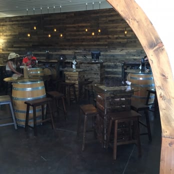 Jowler Creek Vineyard & Winery - Wine Tasting Room Near Me - Platte City, Missouri
